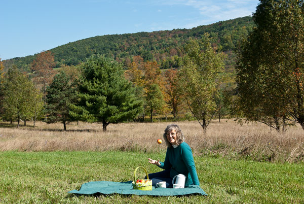 peggy tossing apple